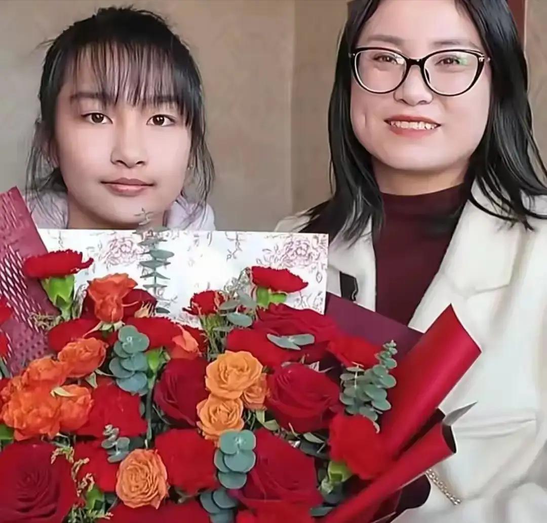 太出乎意料了！连李佳婷自己都没想到救人这件事不但受到了校级表扬，而且同心县医院直