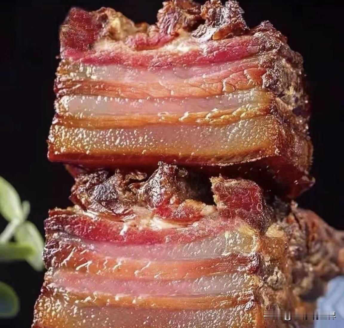 近日浙江。女子收到乡下公婆寄来的一大包腊肉。城里长大的她实在受不了腊肉的刺鼻味,