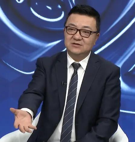 这事儿有意思了。董路约战孙继海，这是中国足球圈里难得一见的热闹。孙继海是谁？