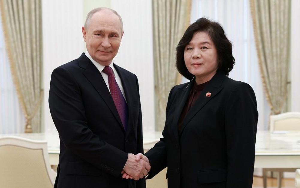 普京又在克里姆林宫会见了朝鲜外务相崔善姬，再次当面向朝方致谢：感谢朝鲜战士在夺回