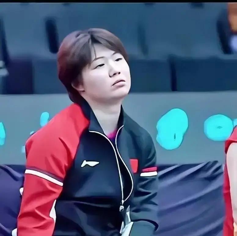 别被那张松弛的脸骗了。她手腕压下去的瞬间，能撕开一道口子。你看见的是蒯曼在