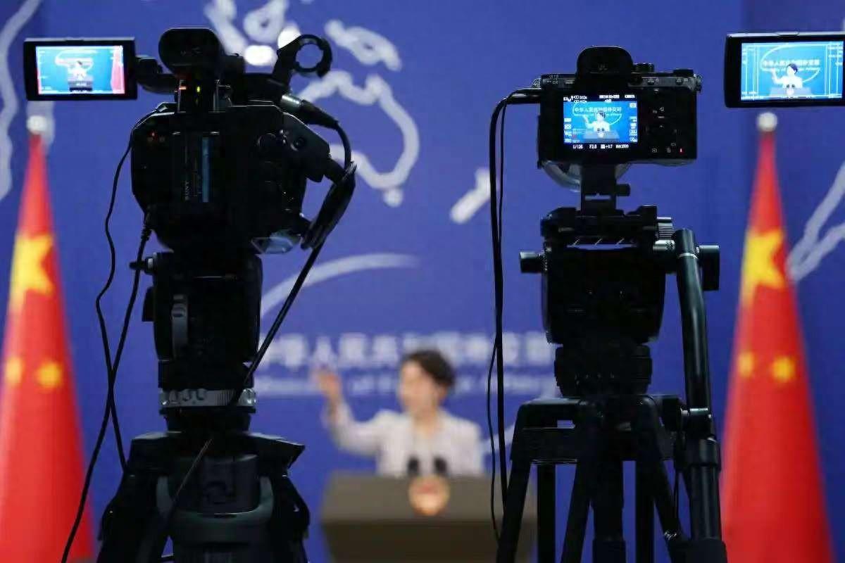 解放军的战机几乎要贴到台北101大楼的玻璃幕墙上了！外媒记者却还在困惑地提问，这