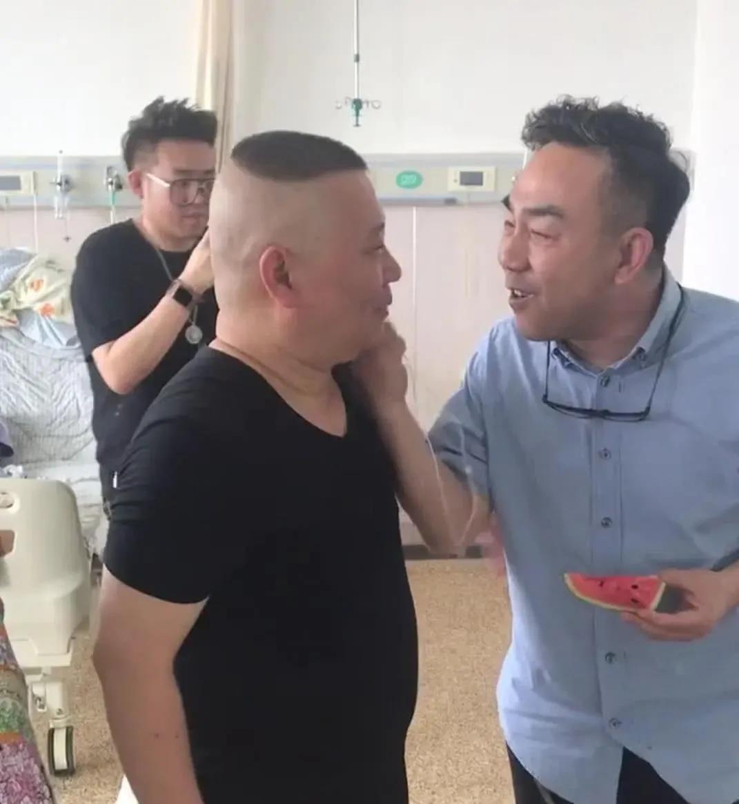 这不是郭德纲吗？关系再好，也不应该这样。