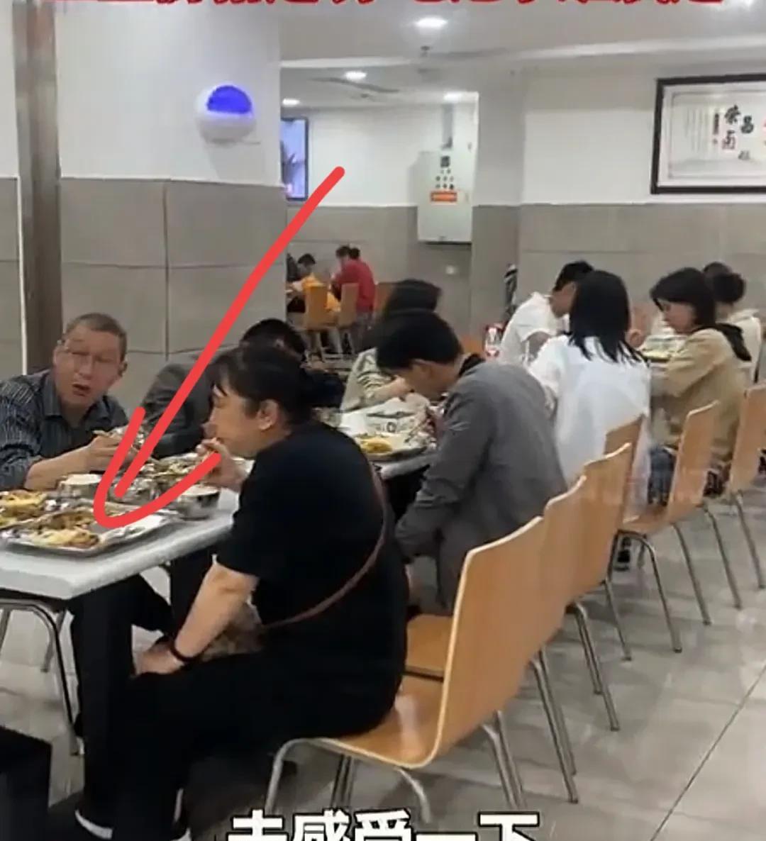 五一假期最烦恼的人，不是整天挂在热搜上的董某莹，也不是反手告粉丝的200年美女