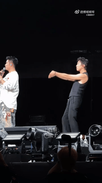 谁看到邓超饭撒能不笑邓超在鹿晗演唱会上来了一出“丘比特饭撒”真的笑不活了[泪奔