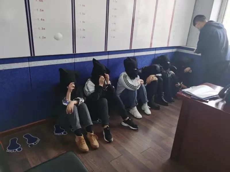 重庆公布7790余人落网，真正让人解气的还在后面。2025年7月17日，重庆