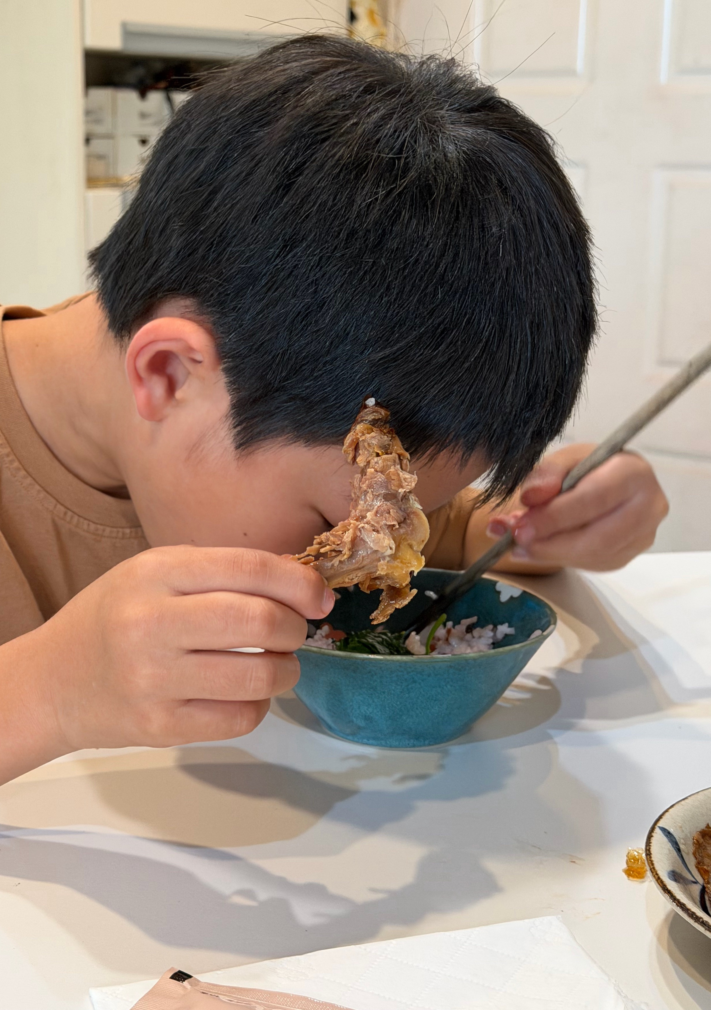 我才发现小添双手都能用筷子。他说他一直这样左右手随便用好几年了。小学生小添