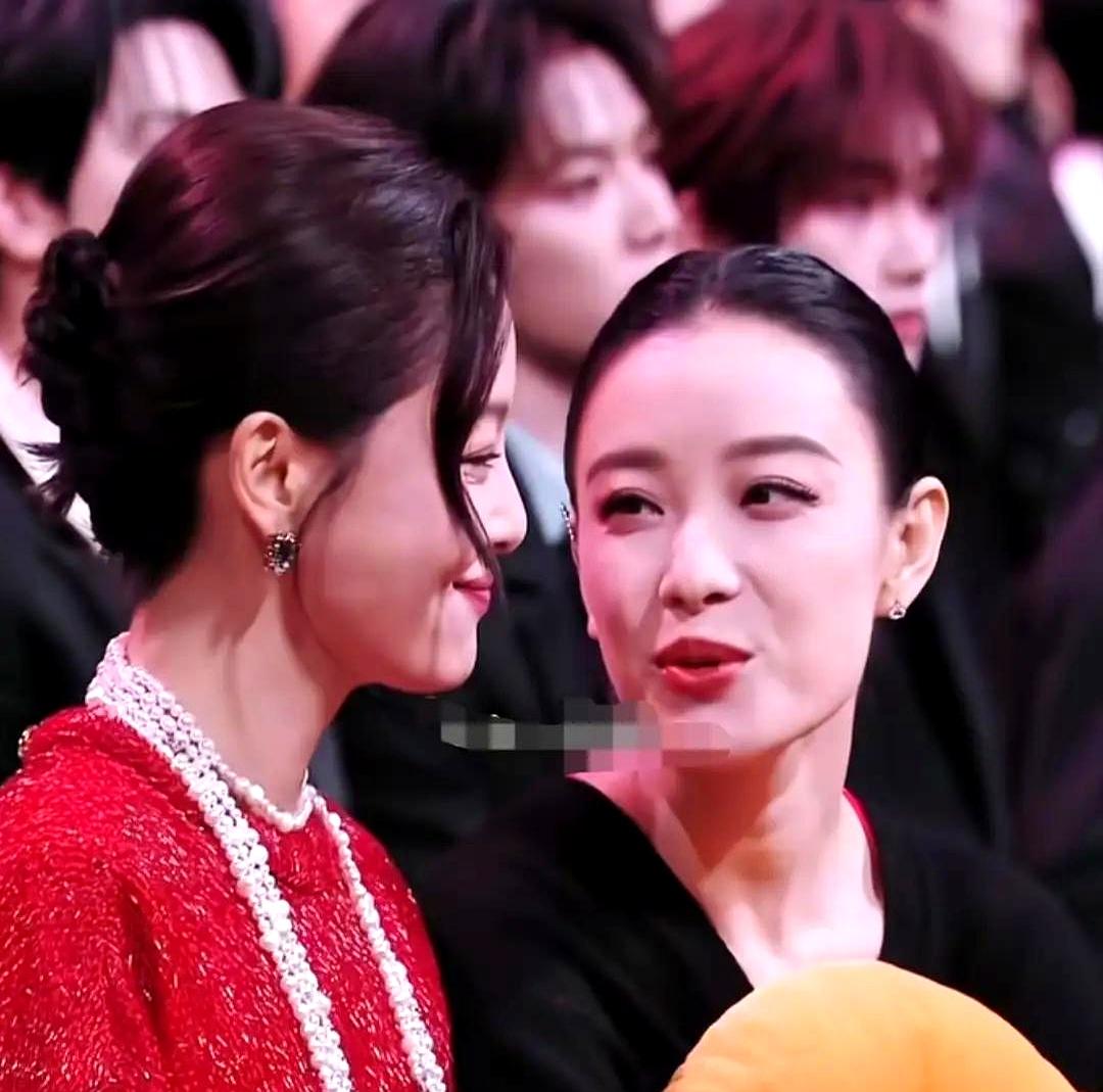 明星捂嘴说话，根本不是怕口臭。微博之夜，倪妮凑到辛芷蕾耳边，嘴型被网友逐