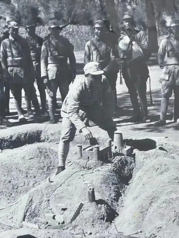 八路军的武器装备比较差，后勤保障比较差，这是无可否认的。但是，他们的作战理念绝对