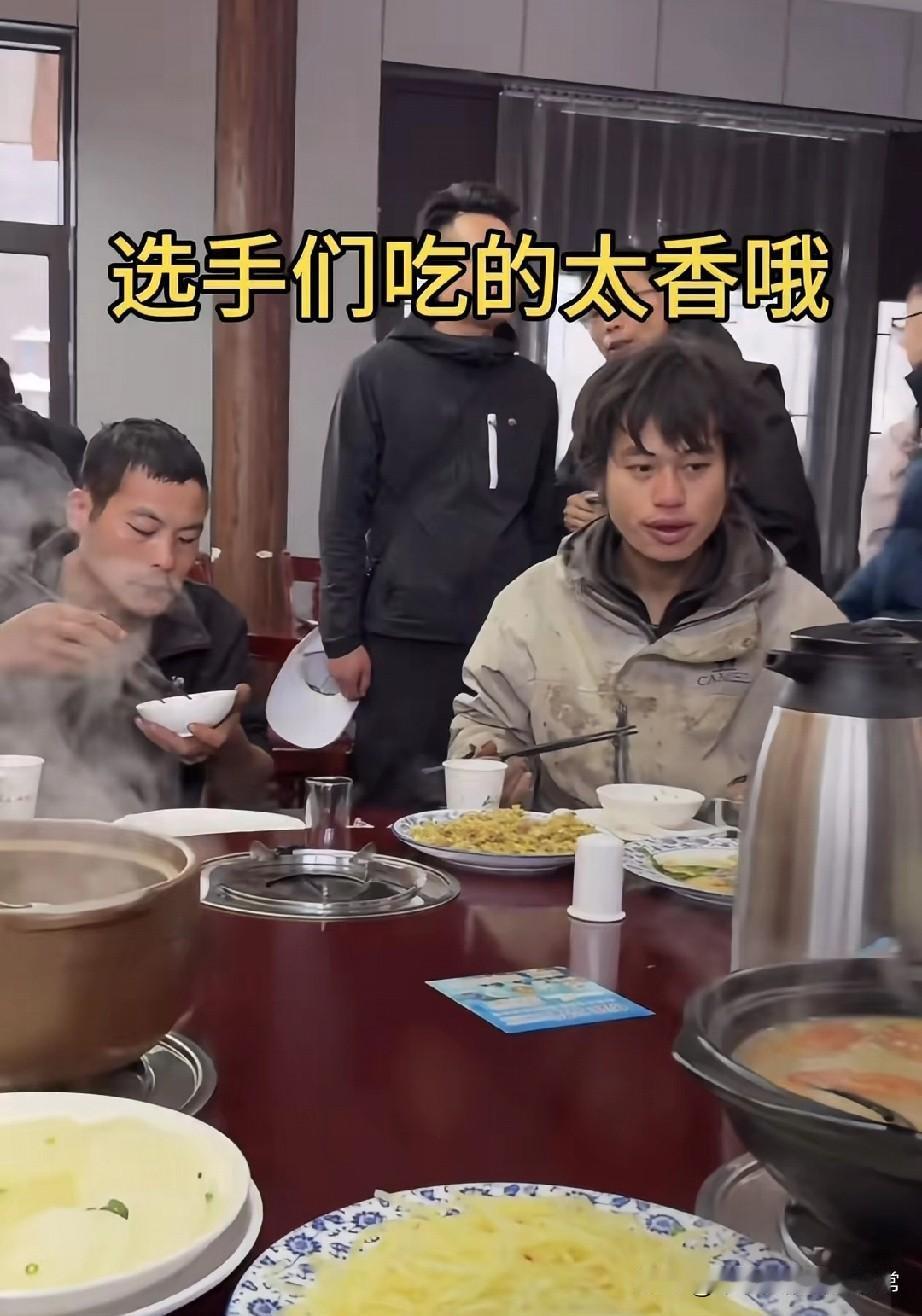 40天没沾荤腥！荒野求生选手下山干饭现场!兄弟们谁懂啊！刚从荒野熬完40天的