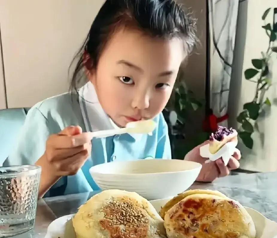 田静说：我的儿女自带光芒，很听话懂事。这份光芒，源于孩子们从小养成的良好习惯，也
