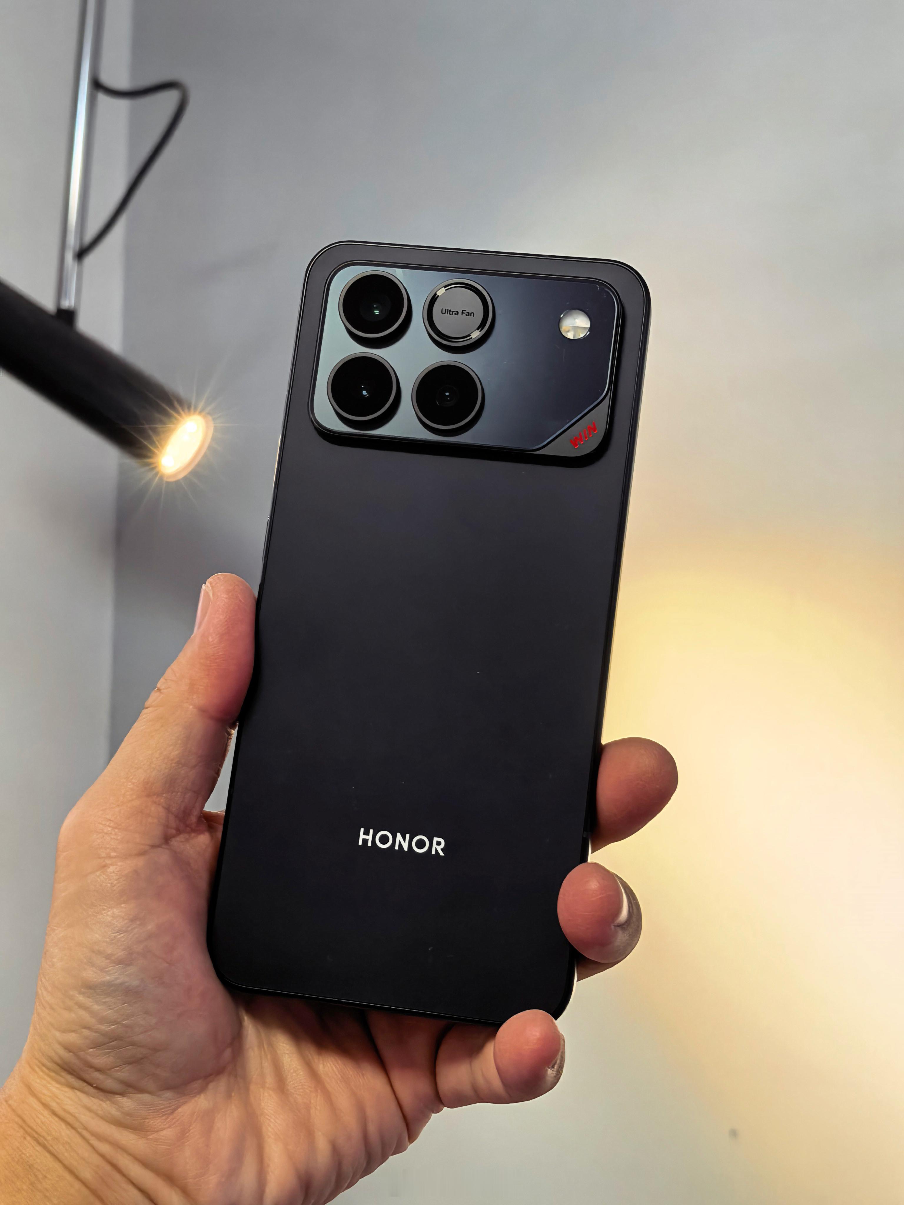 荣耀win测评：一直以为之前唐国强老师的“手机借东风”视频仅仅是个创意，没想到这