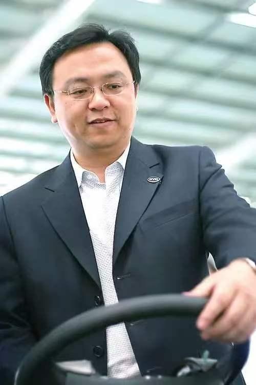 王传福怕是要睡不着了。2025年比亚迪卖了460多万辆车，全球第一，结果净利