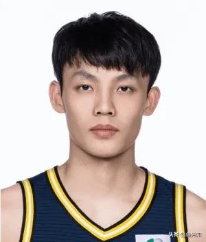 现在杜锋首先要解决的问题，就是徐杰的状态问题。我觉得自从胡明轩复出以后，徐杰打球