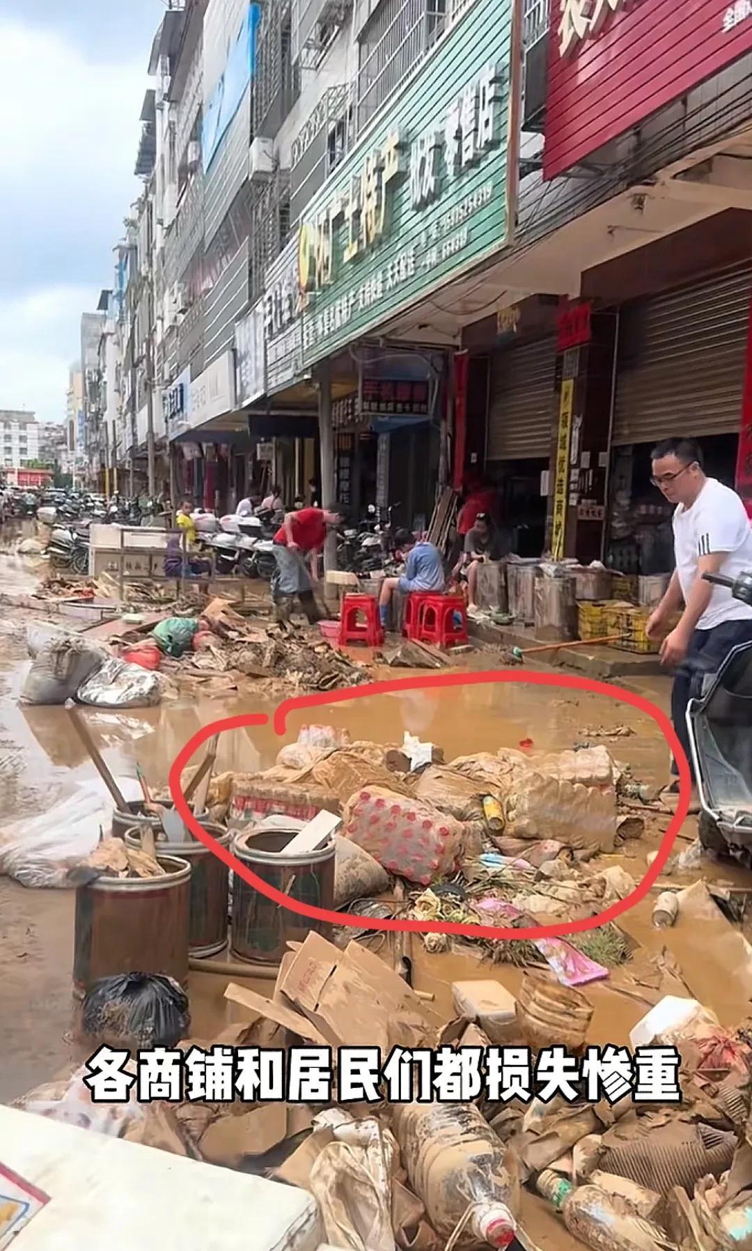 肇庆怀集这杂货店老板糊涂啊！把洪水泡过的矿泉水整件整件扔门口路上不要了，其实拆
