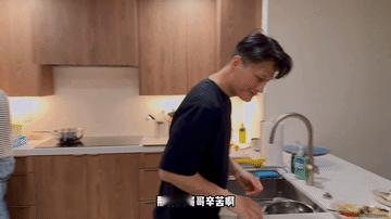 徐冬冬我妈妈也多了一个儿子被徐冬冬的高情商回复暖到了！不仅巧妙回应网友调侃，