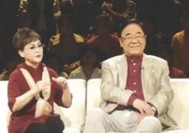 李谷一24岁嫁给金铁霖，一直无法生育，两人离婚了，金铁霖后来娶了小20岁的妻子，