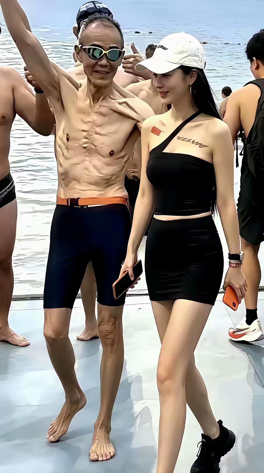 网上刷到这张王石与他的妻子田朴珺同框的照片，这反差感直接拉满，75岁的王石虽说精