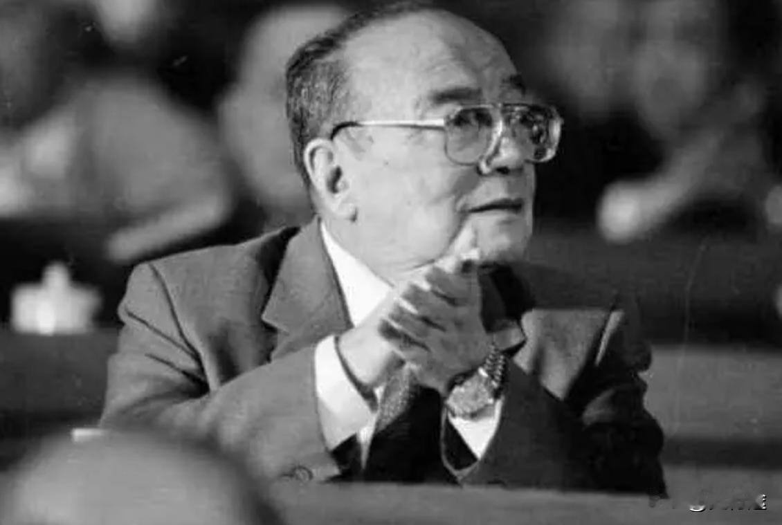 1966年，杨尚昆被错误关押在监狱中，严重的低血糖让他多次濒临死亡，正当他绝望之