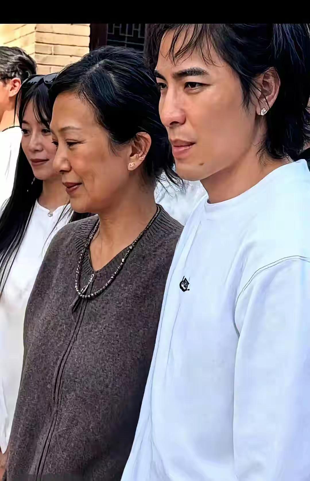 看到没有？关掉美颜滤镜，明星和普通人没有什么两样。大明星萧敬腾和老婆，在现实