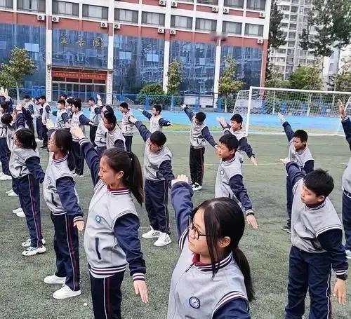 【武汉家长炸锅了！学校这波操作让90后集体破防】武汉中小学课表大换血！每节课砍