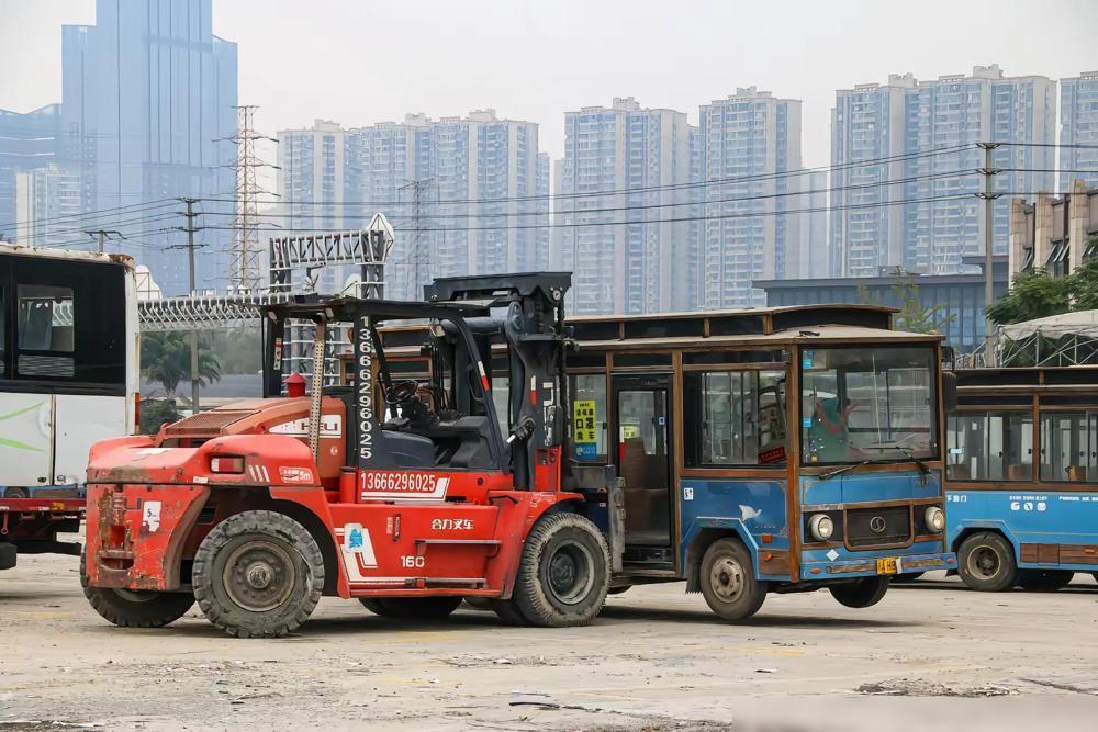 棺材车终于死了。近日，成都公交部分复古式木头车（CDK6701）已于近日拖至重庆