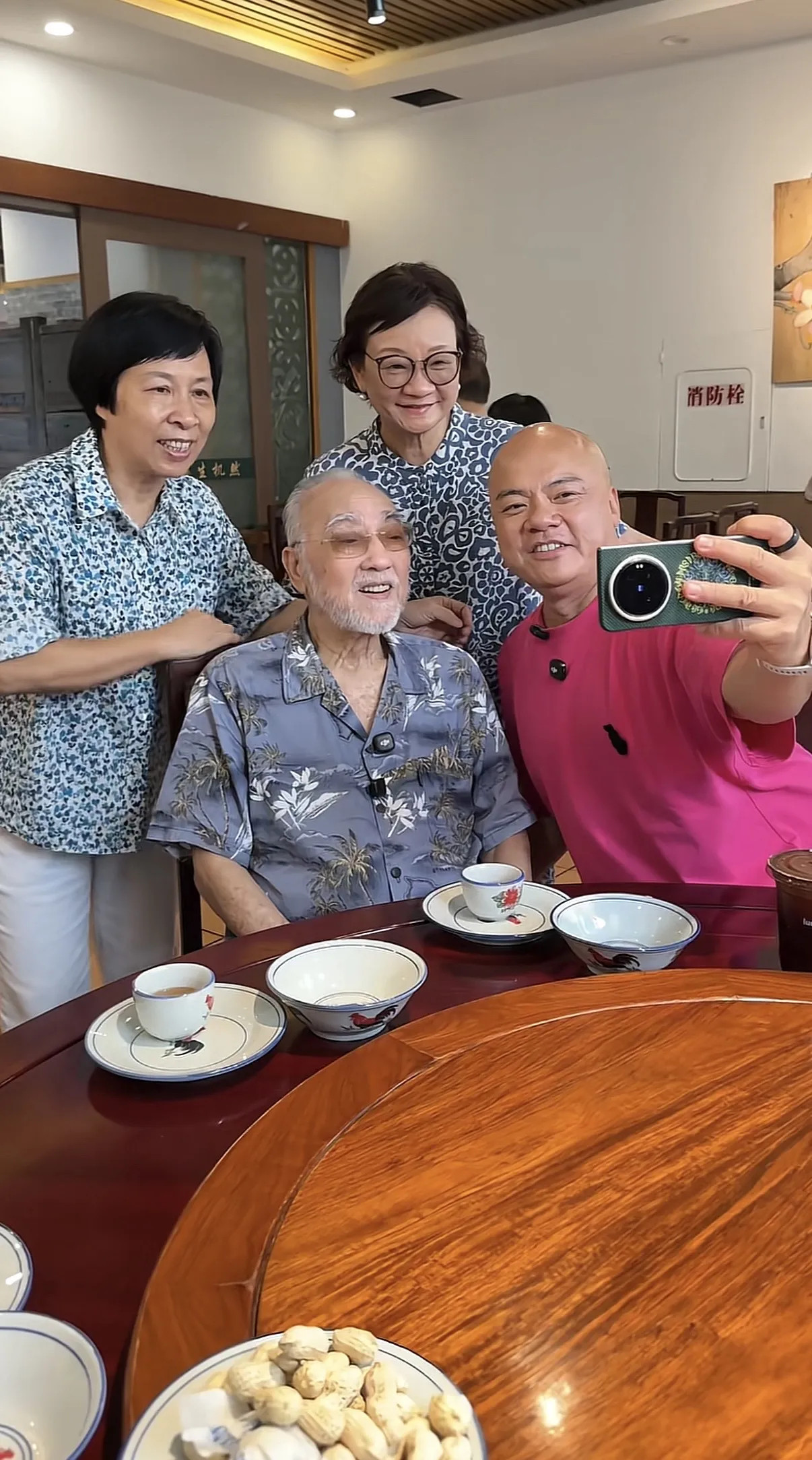 84岁卢海鹏回广州探亲，与亲友吃饭被围着合照，感慨有这么多亲友