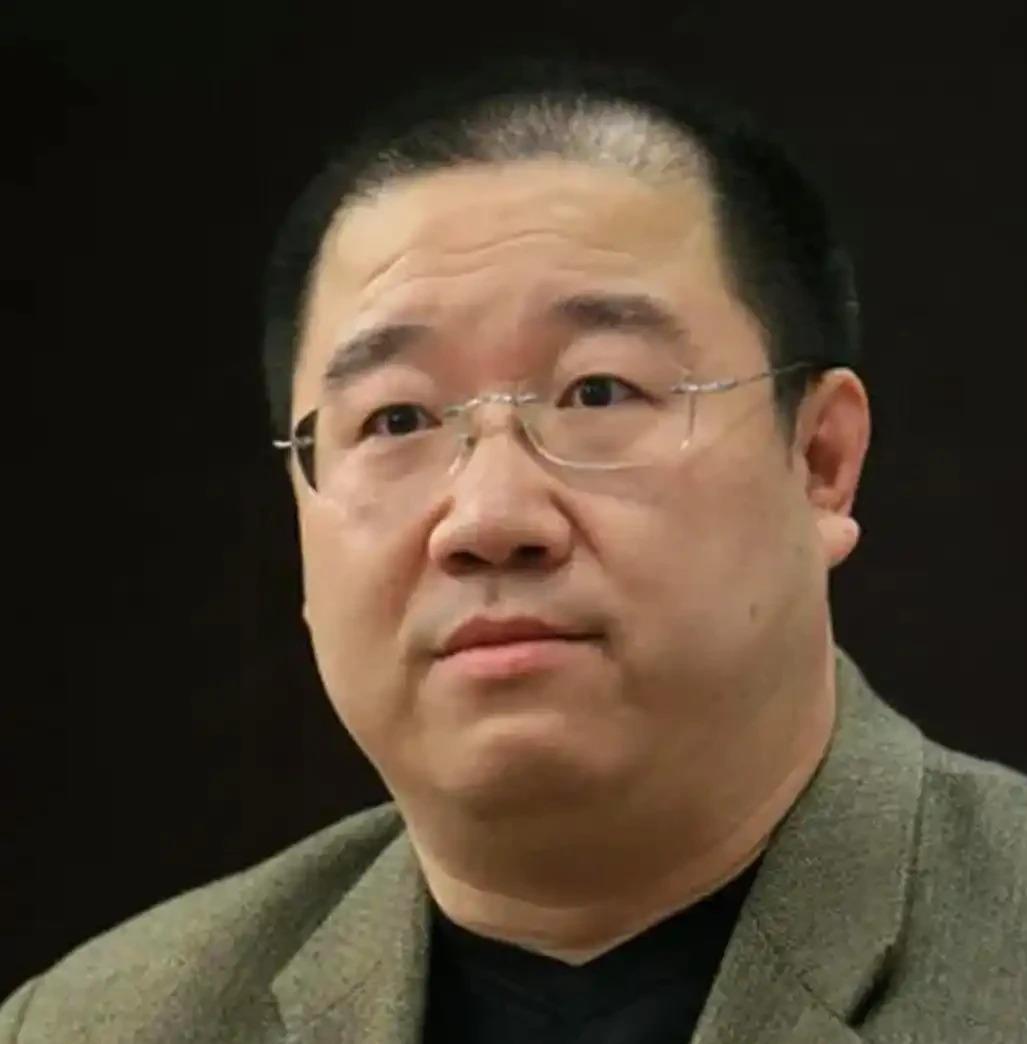 巴图7岁想找爸爸玩，被拒了。11岁要个电话，也没给。爷爷去世那年，13岁的他赶到
