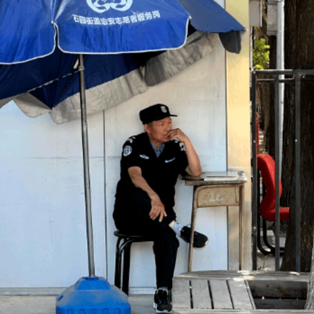 小区来了两个三十多岁的新保安，大家都疑惑他们正是年富力强的年纪，不出去打拼，怎