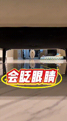 看完这段视频，心一下就被这只萨摩耶萌化了。小家伙从远处一路小跑过来，趴在家具下方