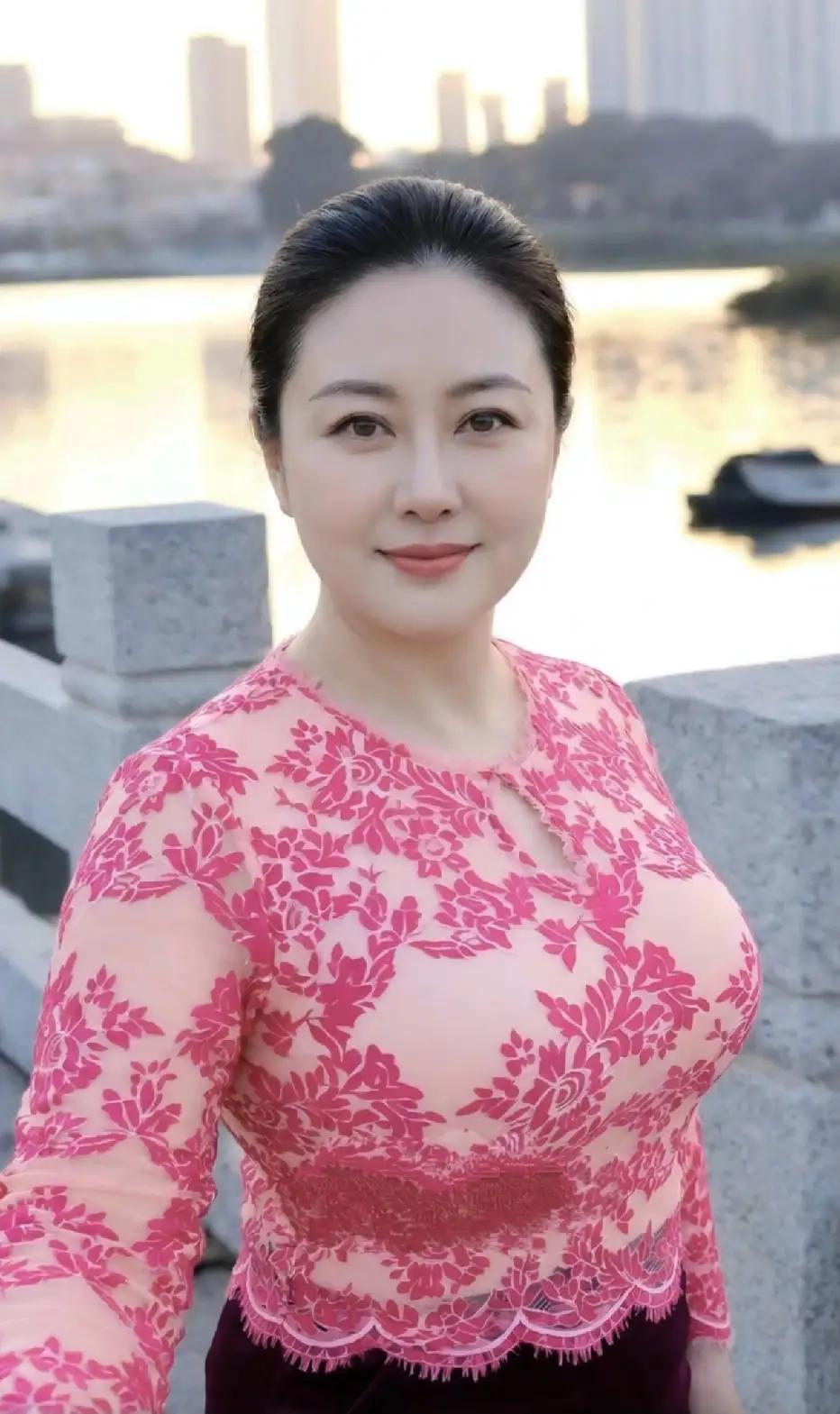 谁说中年妇女不能爱美，她们对美的追求可不输年轻人！性感中年女性中年变美中年