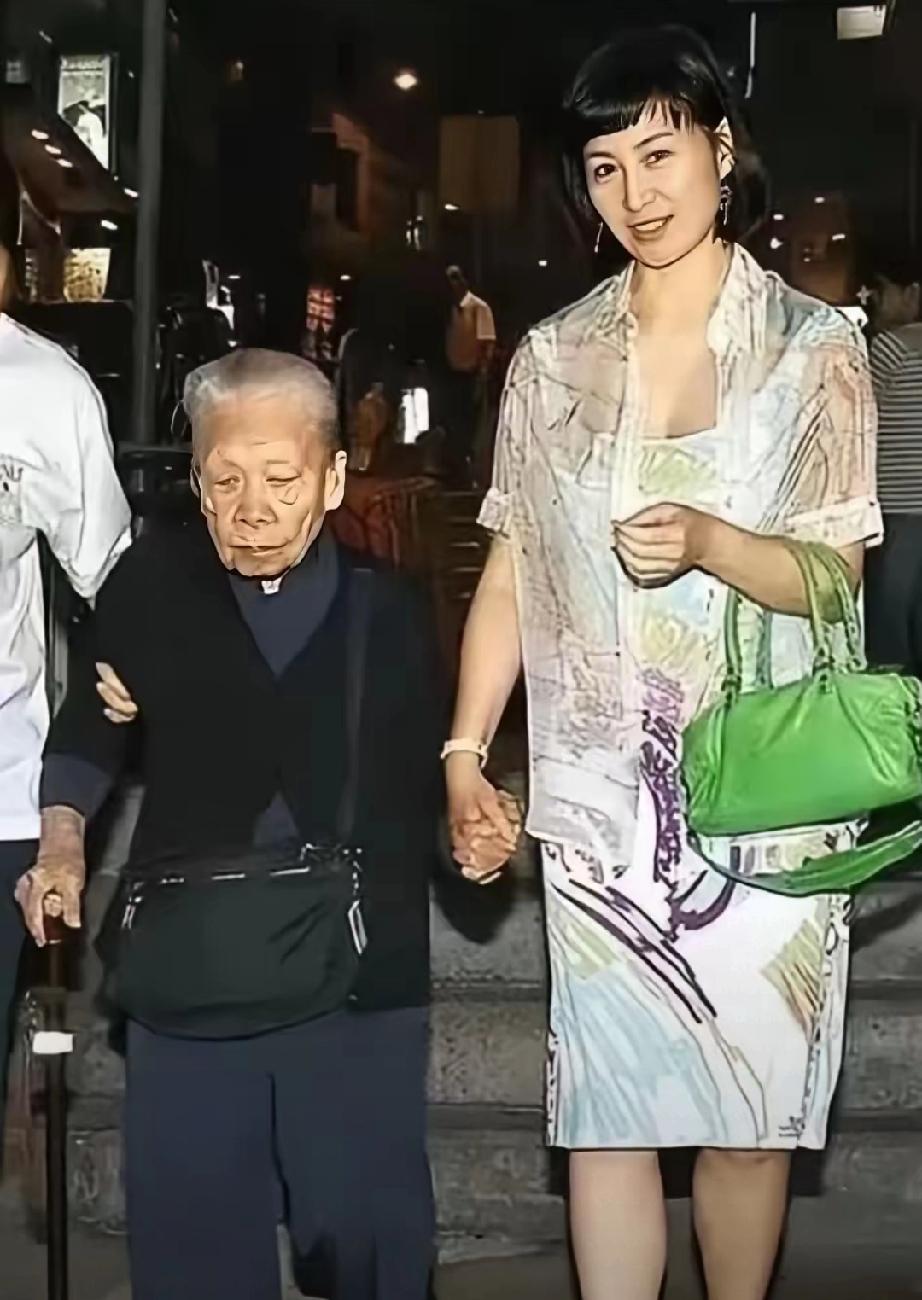 何超琼报恩保姆！30年陪伴换一生安稳，这份情分太好哭何超琼与家中保