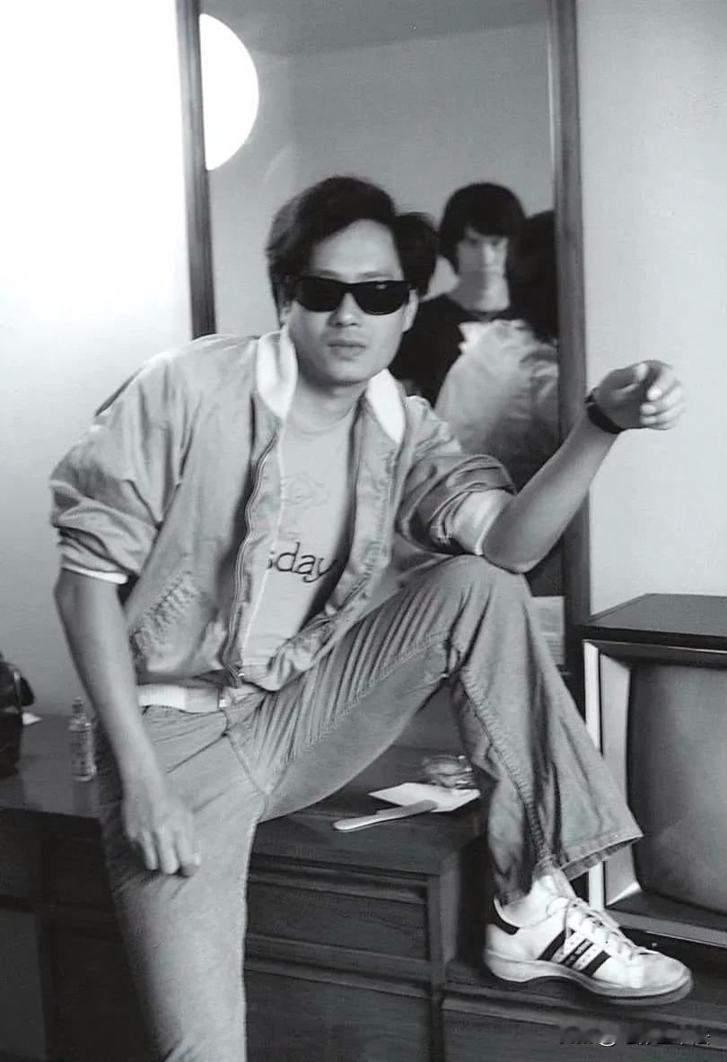 李安曾经说过很羡慕王家卫，觉得他很酷，于是买了墨镜准备也戴，但是制片人、剪辑师都