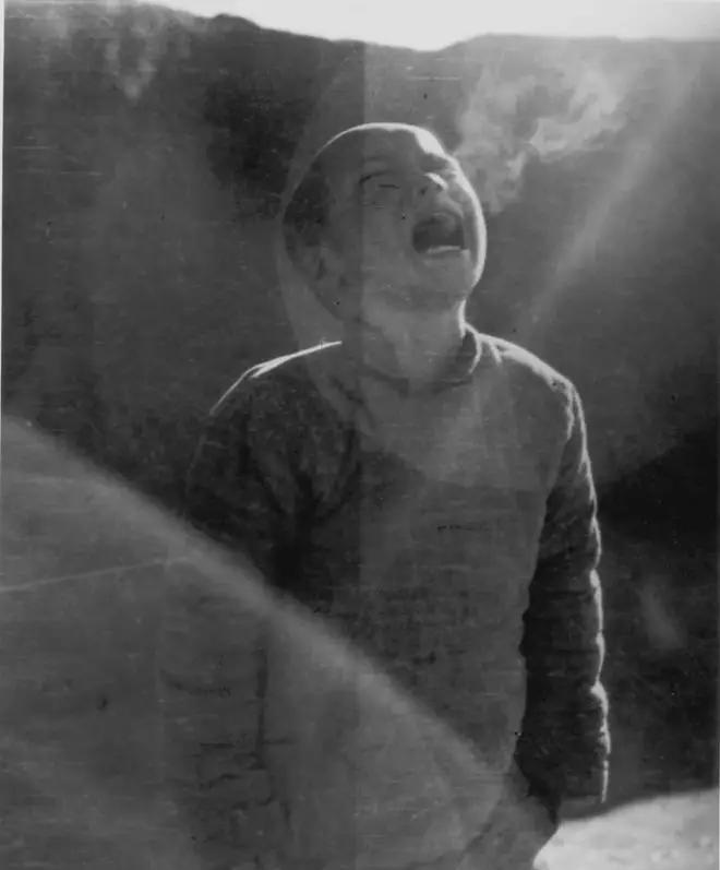 仰天大哭，找妈妈的孩子。这张照片的拍摄者，就是《晋察冀画报》记者雷烨烈士，拍摄