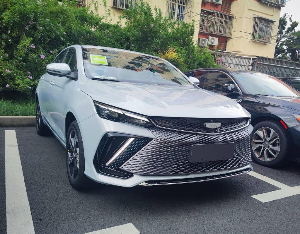 月薪6000的人想买燃油车，买哪款最合适？最合适的是吉利第5代帝豪，价格大约5