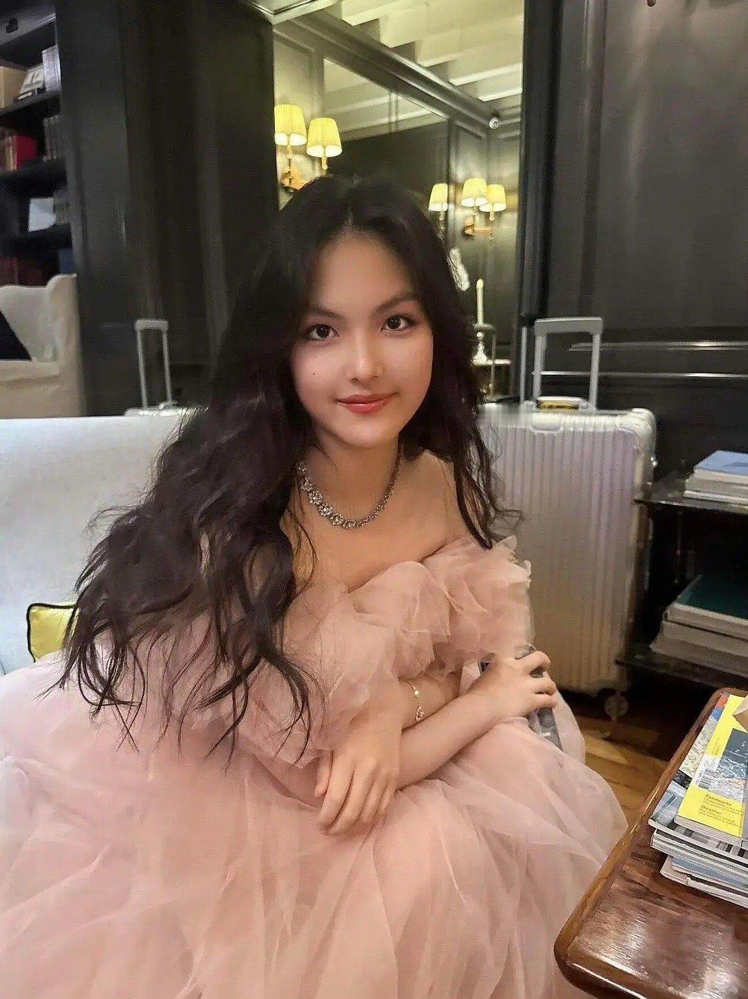 王诗龄G社生图王诗龄跟精修完全两模两样，这两张图根本不是同一个人吧，王岳伦基因好