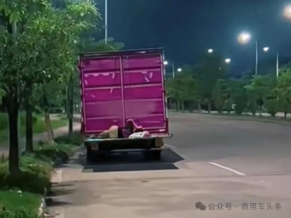 夫妻开货车送货只能在尾板上轮流休息天气炎热，一对夫妻开货车送货，累了只能在