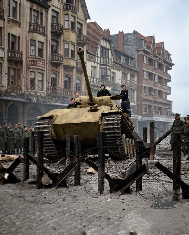 1944年，二战后期的德军豹式D型坦克（五号坦克）！看周边建筑如此完整，是西