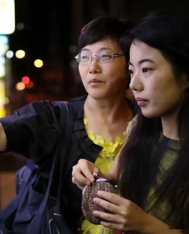 很多人都以为，蒋方舟如今深陷舆论争议，根源是提出质疑的肖鹰教授，或是深挖细节的网
