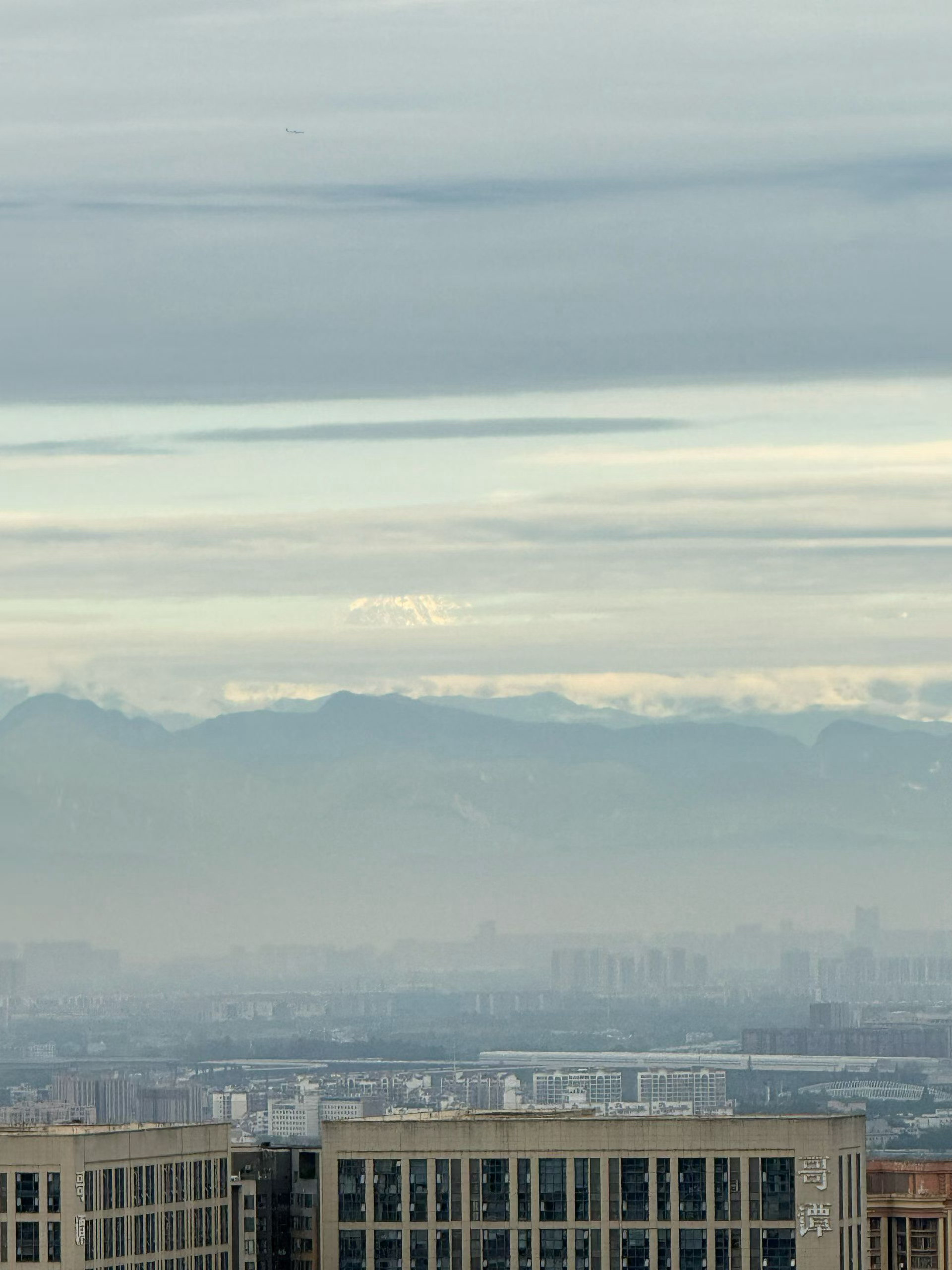 今日雪山🏔️贡嘎还是幺妹儿峰哦~雪山下的城市四川身边事​​​