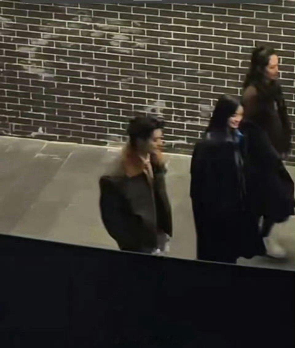 王鹤棣沈月看代拍的反应谁看了王鹤棣和沈月的同框，不说一句：棣月系就是坠般配的啊～