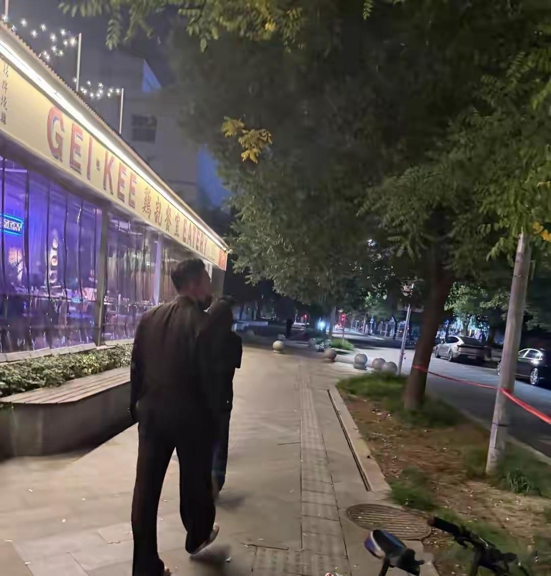 哇塞小玥儿消消的回北京了，这不汪小菲低调的和大女儿压马路溜圈的图片在网上疯传。现