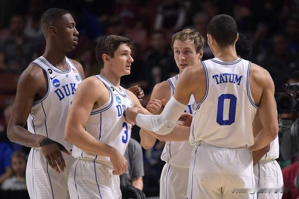 肯纳德在NCAA第二个赛季总共代表杜克大学出场37次，场均出场时间达到了35.5