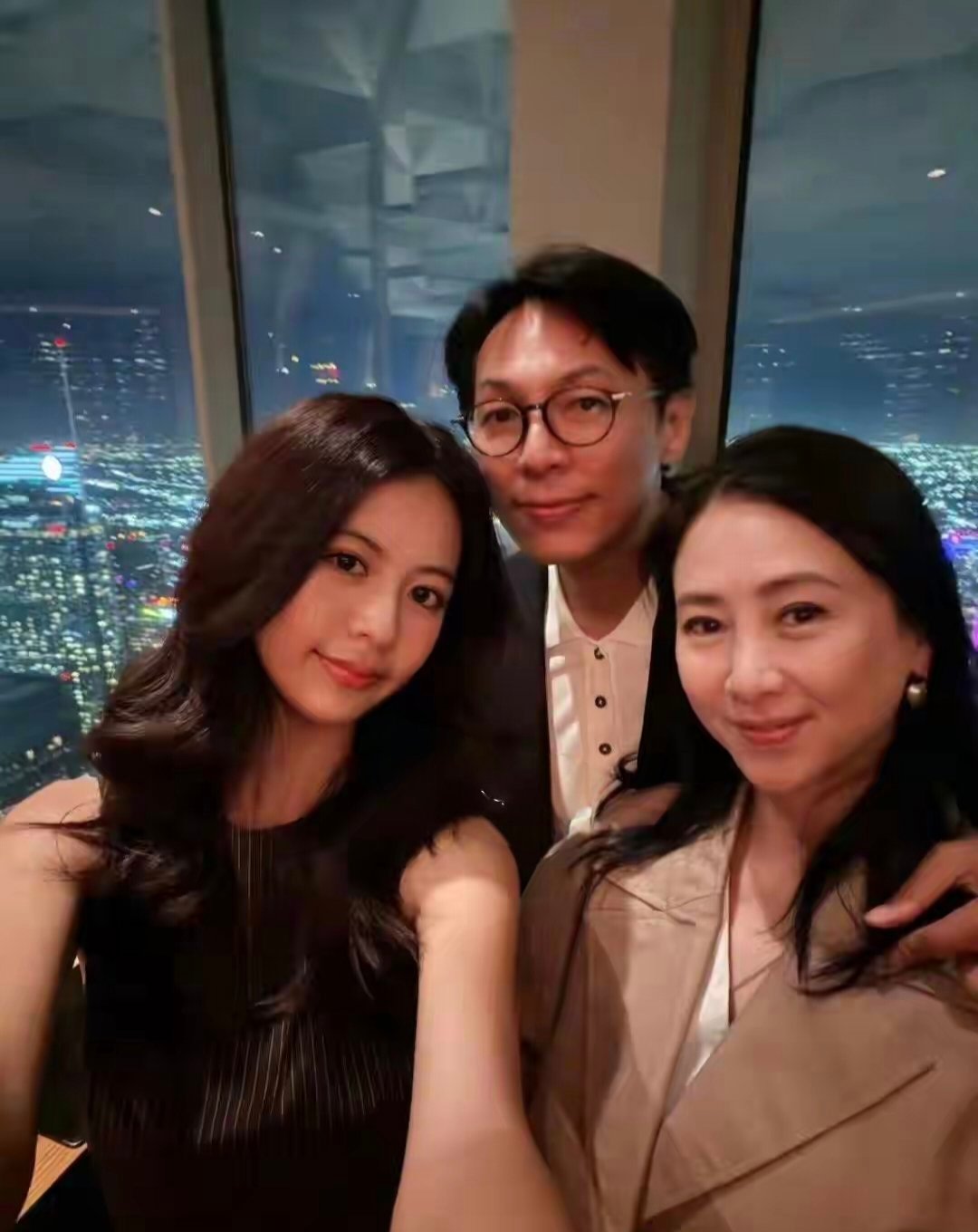 翁虹女儿水晶迎来19岁生日，24小时飞行，2万多公里，特意赶回来，翁虹冻龄有术，