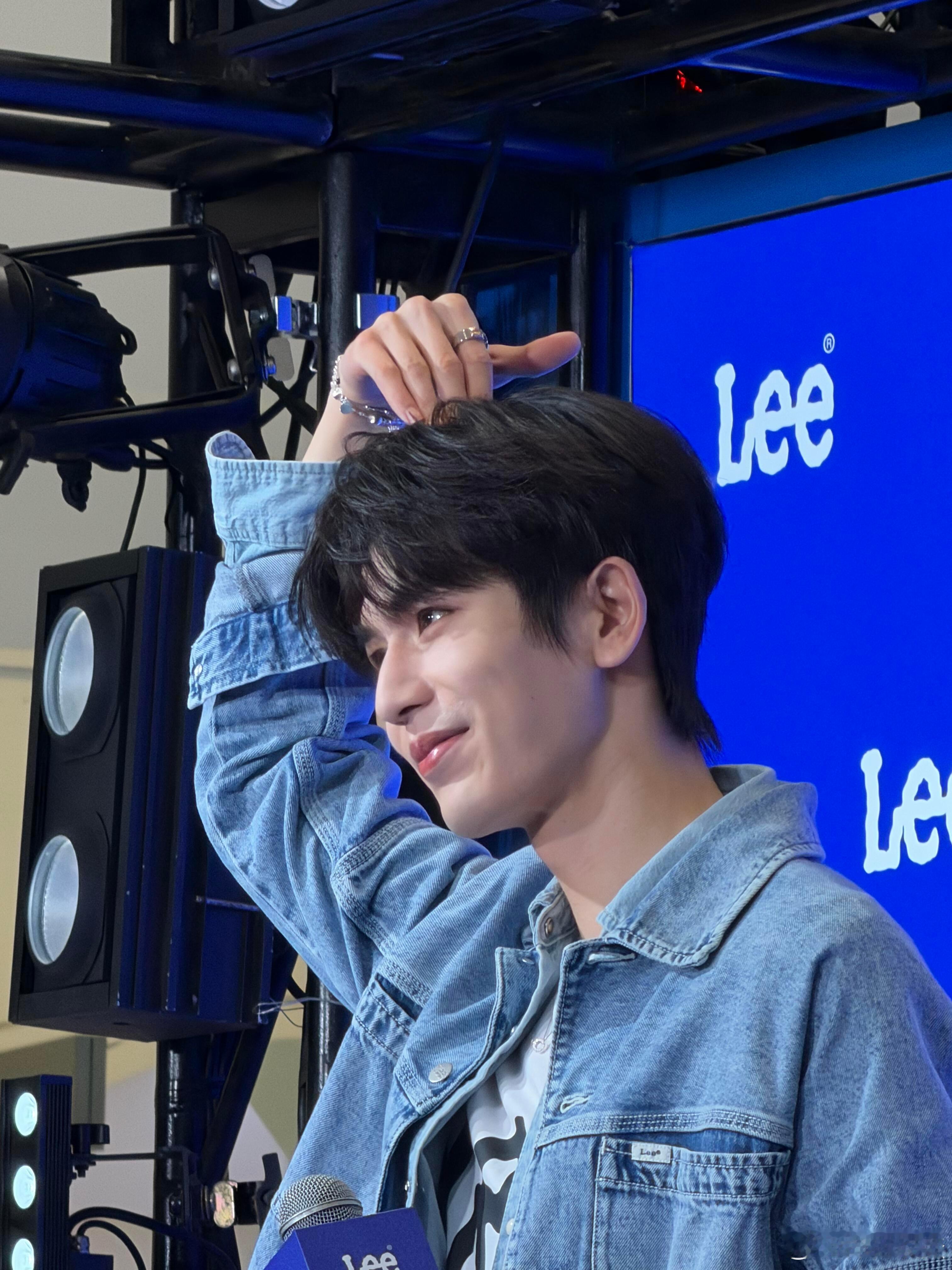 张凌赫虽然但是他在对我吐舌头诶！张凌赫\