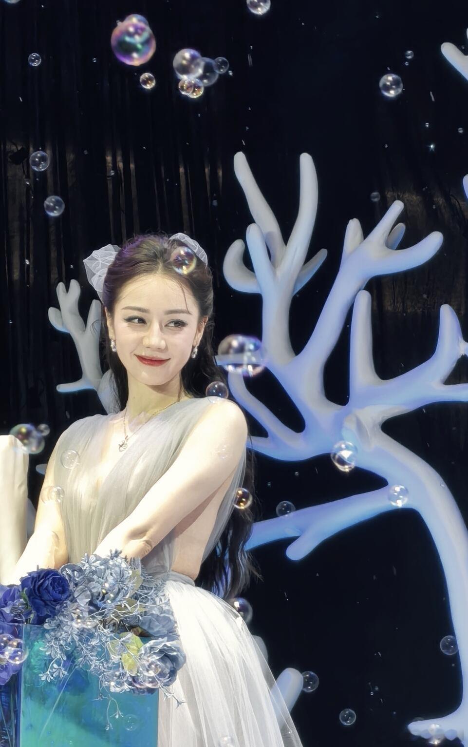 迪丽热巴生图无滤镜直出，纯天然大美女就是如此权威！这个状态请抓紧进组了，正是奋斗