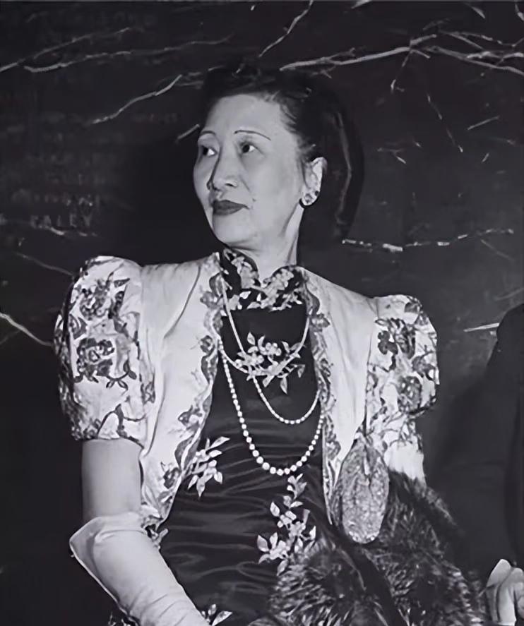 还没有和顾维钧离婚的黄蕙兰，一张罕见的留影，这张照片拍摄于上世纪40年代，地点在