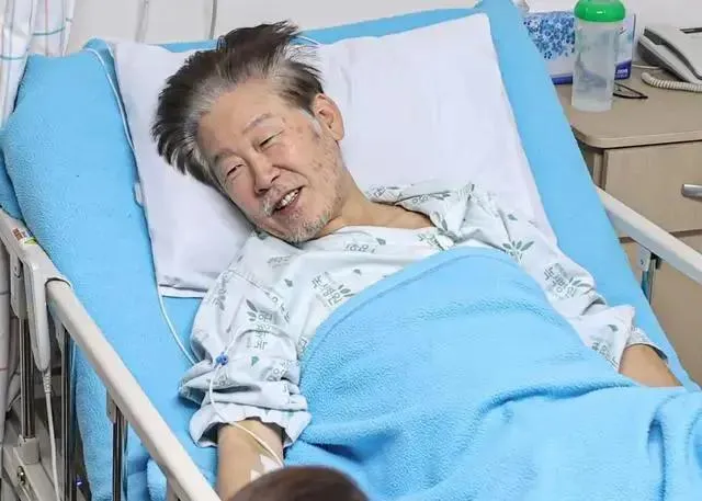 李在明绝对是个狠人，这是2023年绝食时的照片，瘦得已经脱相了，但是在面对媒体