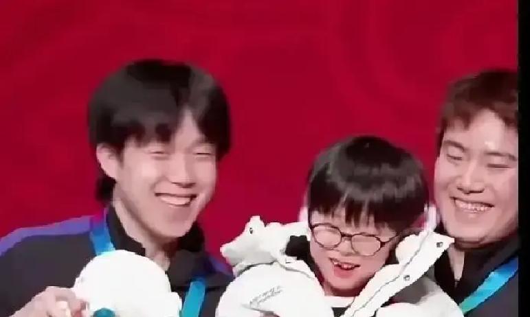 5亿播放靠一句“姑姑”她一句话没回，品牌却先慌了。千万粉丝博主莎莎被新人小