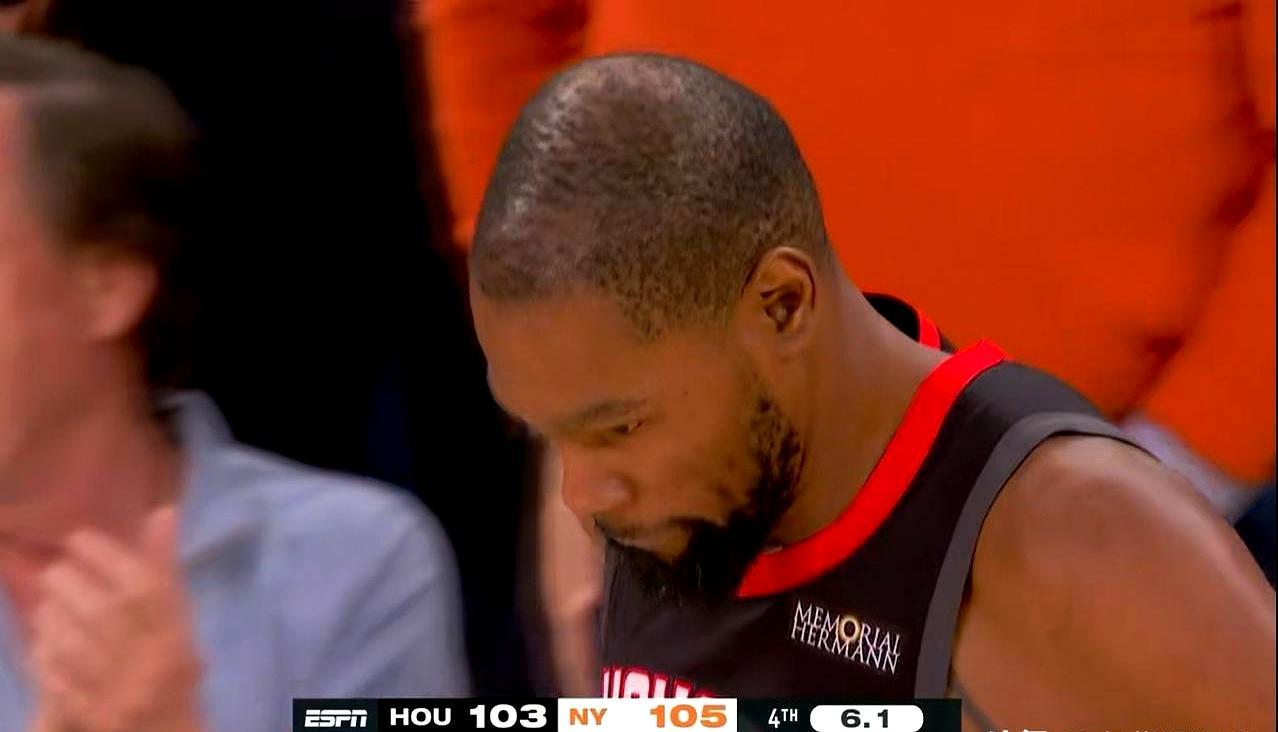 第四节领先18分，最后6秒镜头给到杜兰特，他低着头，一动不动。你敢信，火箭末节只